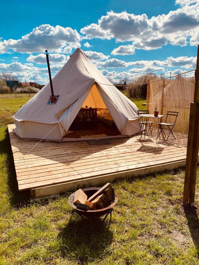 Fen Meadows Glamping - Luxury Cabins And Bell Tents Cambridge  Kültér fotó