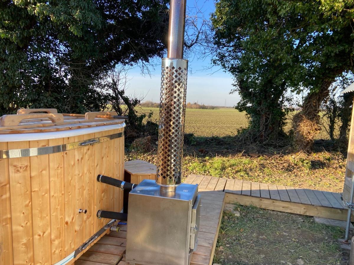 Fen Meadows Glamping - Luxury Cabins And Bell Tents Cambridge  Kültér fotó